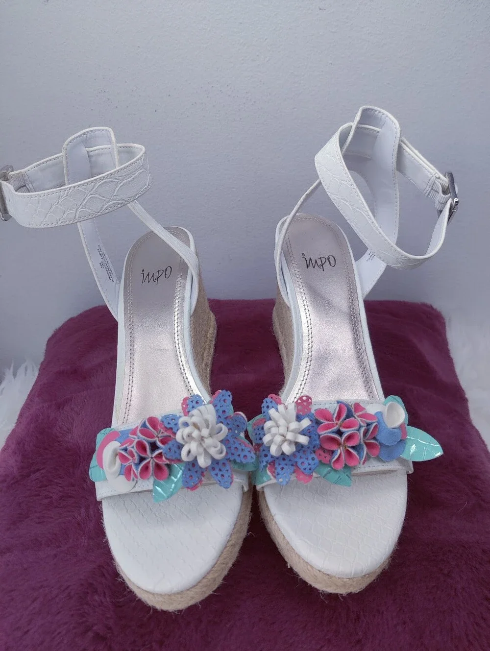 Impo White Floral Espadrille Wedge Sandals Ankle Strap Size 9M Croc Faux Leather